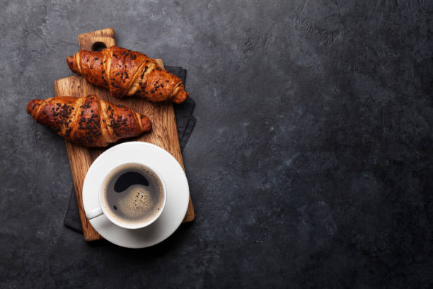 coffee and croissant - croissant imagens e fotografias de stock