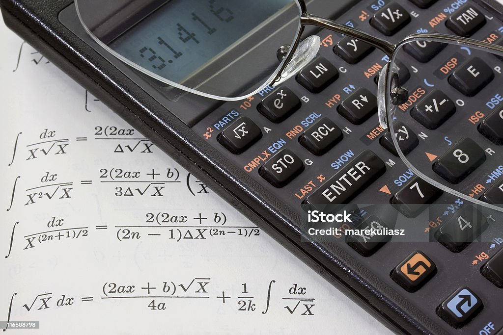 scientific Kalkulator, okulary do czytania książki w tle, math - Zbiór zdjęć royalty-free (Badania)