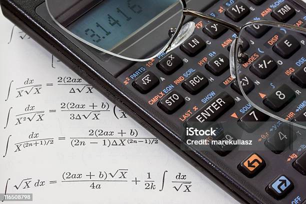 Scientific Kalkulator Okulary Do Czytania Książki W Tle Math - zdjęcia stockowe i więcej obrazów Badania