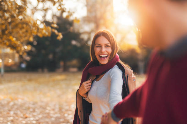 mujer sonrisa feliz en una cita - couple love autumn romance fotografías e imágenes de stock