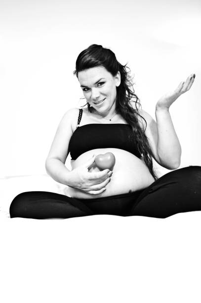 счастливая на вид сильно беременная женщина позирует - 7329 стоковые фото и изображения