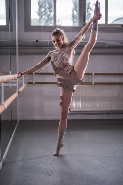 istock Jazzy moves in ballet studio, vertical spilts. 1165098929