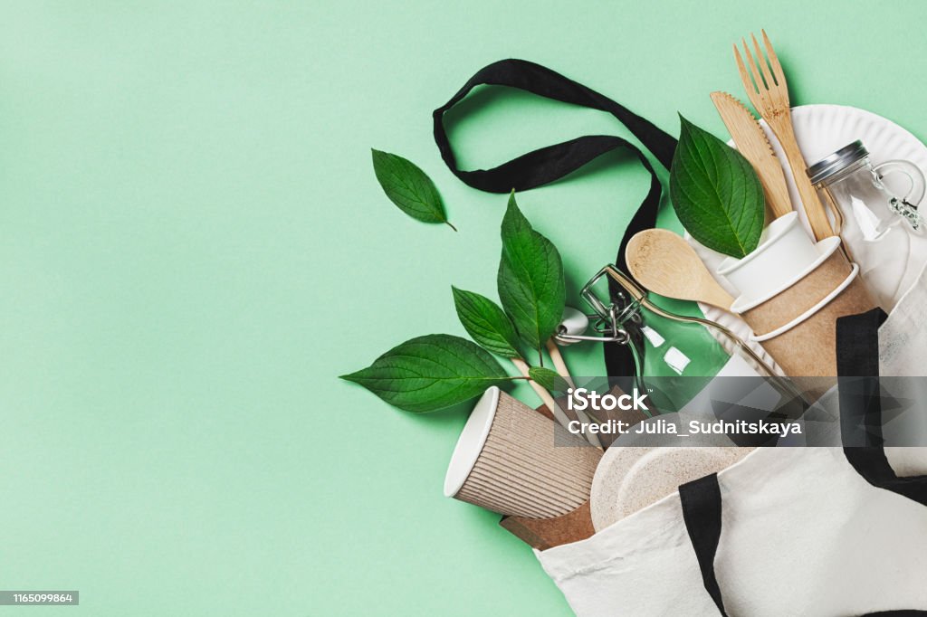 Kunststoff-freies Set mit Eco-Baumwoll-Tasche, Glas, grüne Blätter und Recycling-Geschirr Top-Ansicht. Null Abfall, umweltfreundliches Konzept. Flach liegen. - Lizenzfrei Nachhaltige Lebensweise Stock-Foto