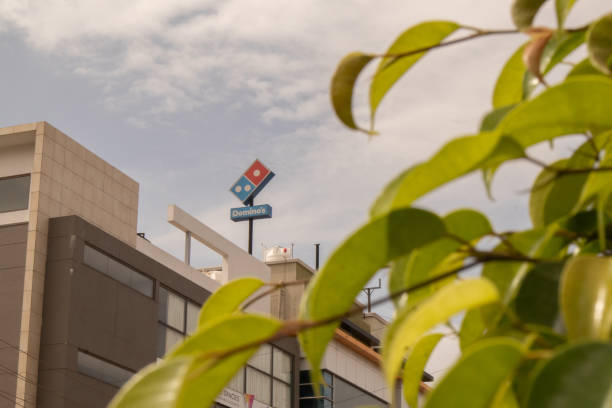 billboard domino's pizza. - dominos pizza zdjęcia i obrazy z banku zdjęć