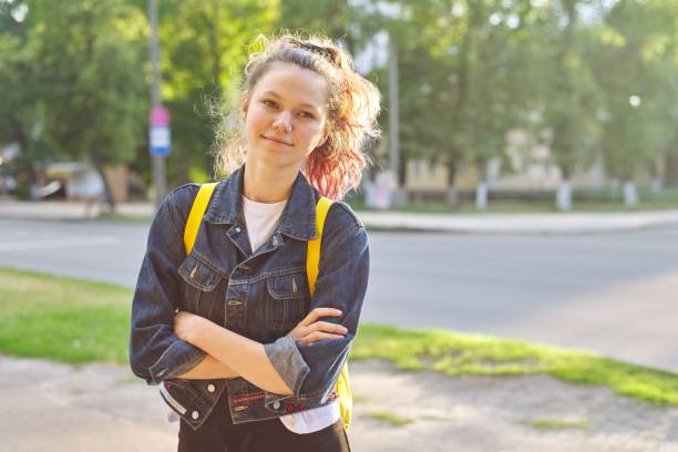 portrait of girl student 15 years old with backpack - teenager 14 15 years 13 14 years cheerful imagens e fotografias de stock