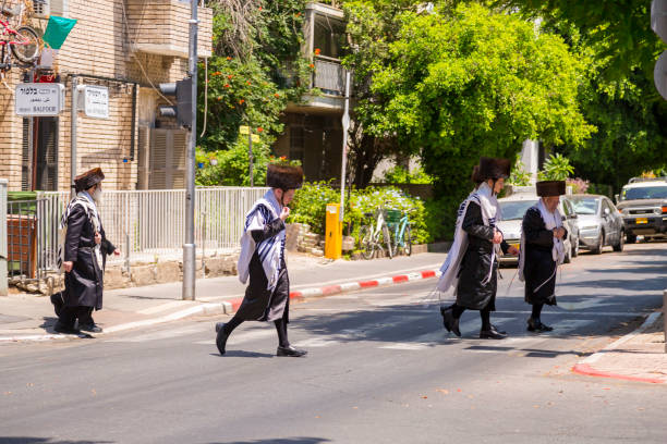 ultra-orthodox hassidic jewish men in tel aviv, israel - ultra orthodox judaism imagens e fotografias de stock