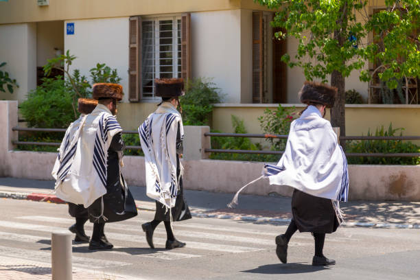 ultra-orthodox hassidic jewish men in tel aviv, israel - ultra orthodox judaism imagens e fotografias de stock