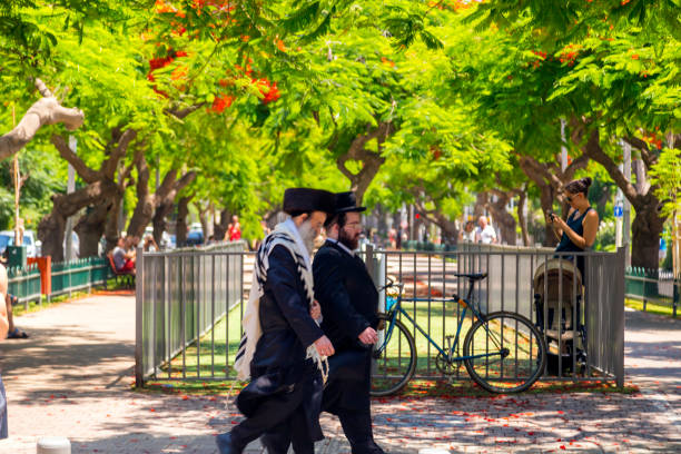 ultra-orthodox hassidic jewish men in tel aviv, israel - ultra orthodox judaism imagens e fotografias de stock