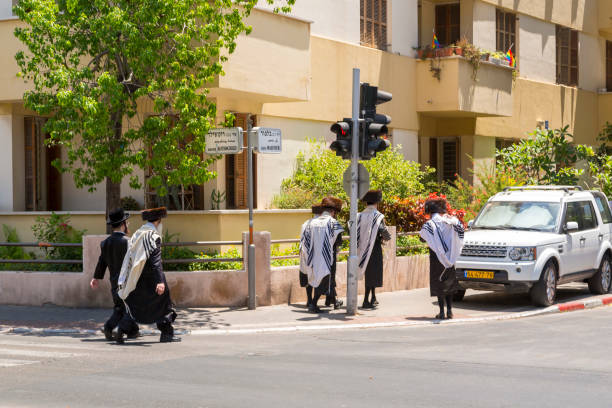 ultra-orthodox hassidic jewish men in tel aviv, israel - ultra orthodox judaism imagens e fotografias de stock