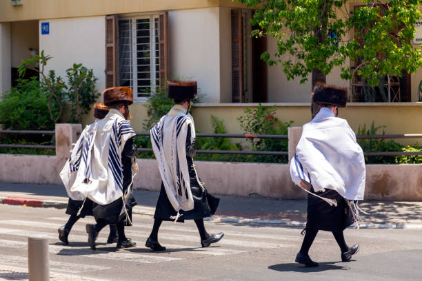 ultra-orthodox hassidic jewish men in tel aviv, israel - ultra orthodox judaism imagens e fotografias de stock