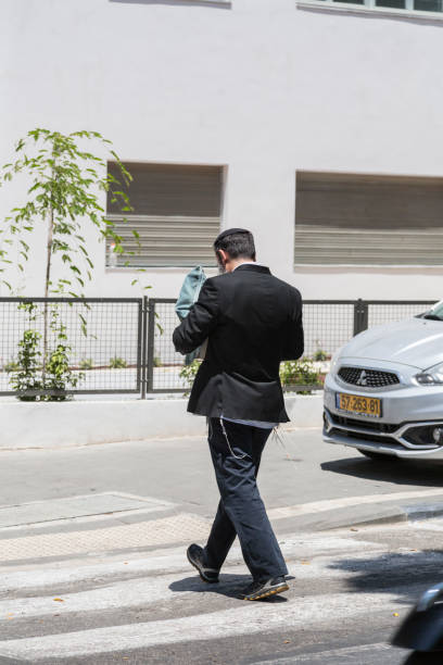 ultra-orthodox hassidic jewish men in tel aviv, israel - ultra orthodox judaism imagens e fotografias de stock