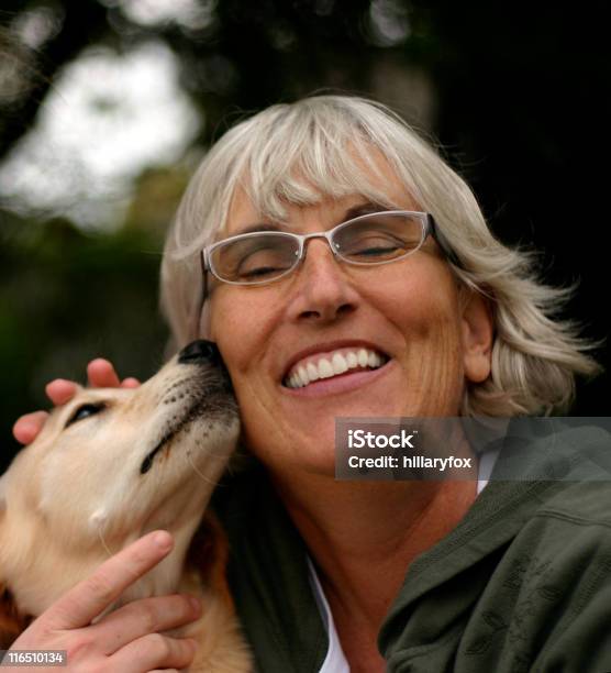 Frau Mit Hund Stockfoto und mehr Bilder von Eine Frau allein - Eine Frau allein, Frauen, Frauen über 40