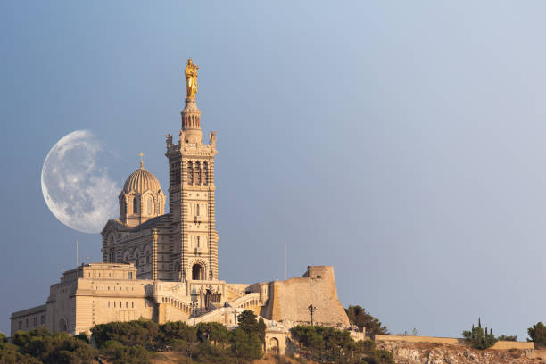 marseille notre dame de la garde silhouette moon sky golden hour - notre dame de la garde imagens e fotografias de stock