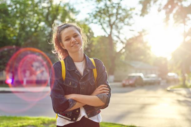 バックパックを持つ15歳の女子学生の肖像画 - 13 14 years 写真 ストックフォトと画像