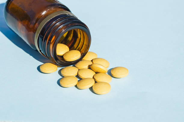 медицинские - таблетки - vitamin a vitamin b complex pill bottle medicine стоковые фото и изображения