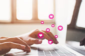 social-network-sharing-und-kommentare-in-der-online-community-mann-hand-mit-laptop-und.jpg?b=1&s=170x170&k=20&c=msa_fk7_FoswARXbmAsFfC7HMoeKauPZLqbbTovFzs0=