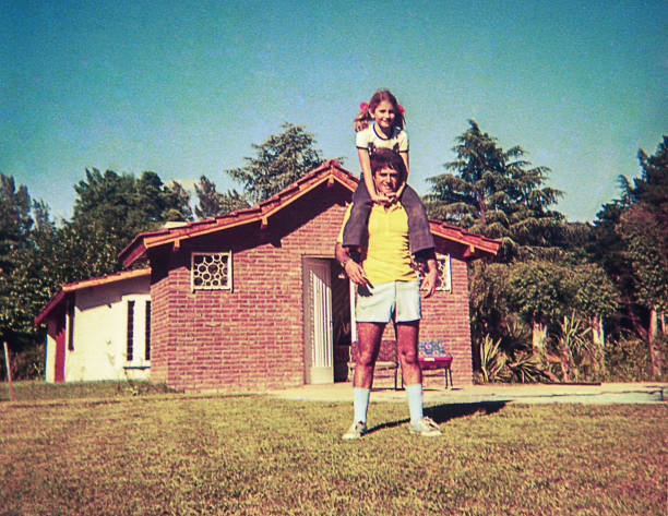 винтажный образ отца и его дочери - 1970s style фотографии стоковые фото и изображения