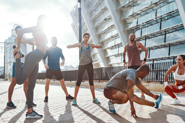 스포츠 의류에 있는 사람들의 전체 길이 - exercising group of people outdoors sport 뉴스 사진 이미지