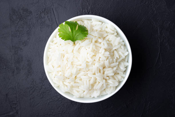 arroz hervido en un tazón. - arroz comida básica fotos fotografías e imágenes de stock