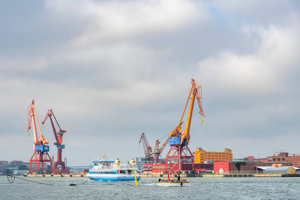 여객선이 있는 예테보리 항구의 조선소 전경 - passenger ship ferry crane harbor 뉴스 사진 이미지