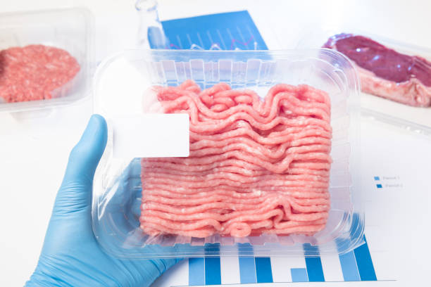 kunststoff tablett roh frisches erdliches fleisch in labor-wissenschaftler hand - bacterium biology control food stock-fotos und bilder