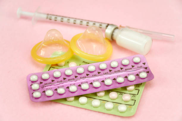 empfängnisverhütungskonzept mit oralem kontrazeptivum, injektions-kontrazeptivum und männlichem kondom. - contraceptive pill birth control pill sex education stock-fotos und bilder