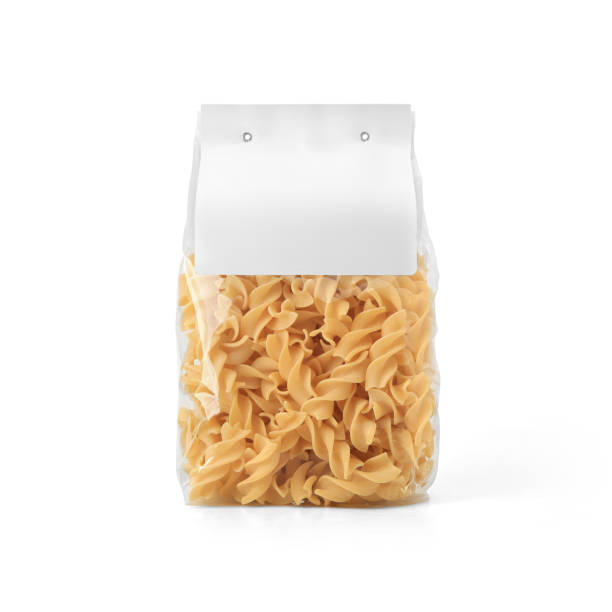 sac transparent de pâtes en plastique avec l'étiquette de papier d'isolement sur le fond blanc. - cellophane noodles photos et images de collection