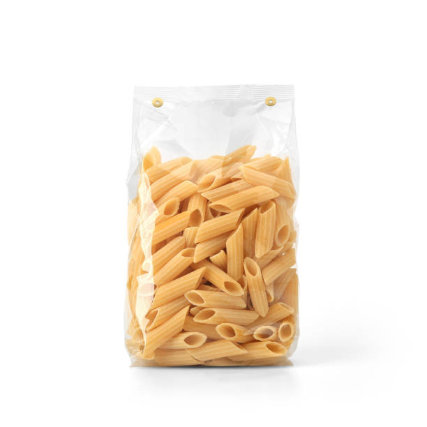 sacchetto di pasta di plastica trasparente isolato su sfondo bianco. - maccheroni foto e immagini stock