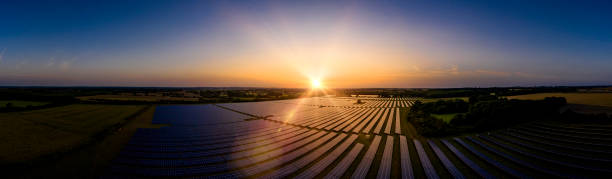 solarpark panorama bei sonnenaufgang - landscape alternative energy scenics farm stock-fotos und bilder