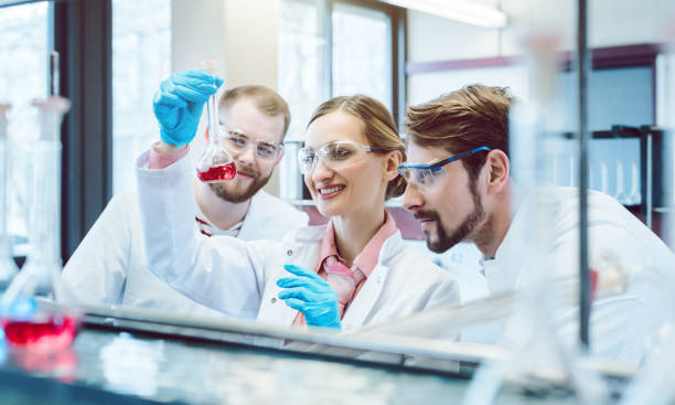 istock Scientific Chemists synthesizing a new compound 1165137385