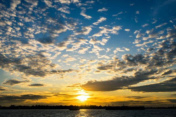 vue du ciel nuageux pendant la période de coucher du soleil - photo de paysage. - factory night skyline sky photos et images de collection