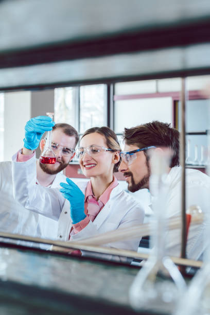 istock Scientific Chemists synthesizing a new compound 1165138712