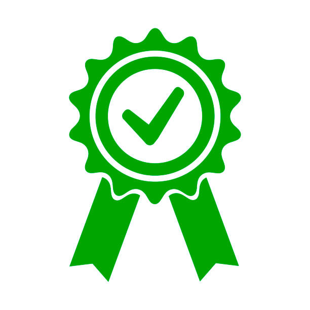 vektorgrün genehmigtes zertifikatsymbol auf grauem hintergrund. zertifiziertes siegel-symbol - check mark success agreement symbol stock-grafiken, -clipart, -cartoons und -symbole