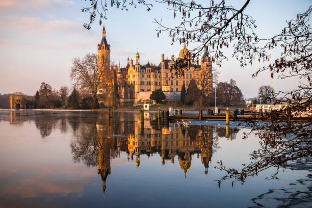 Schwerin Castle, Germany Dawn at Schwerin Palace (Schweriner Schloss), reflected in the water of Schweriner See lake. World Heritage Site in Mecklenburg-Vorpommern, Germany schwerin castle stock pictures, royalty-free photos & images