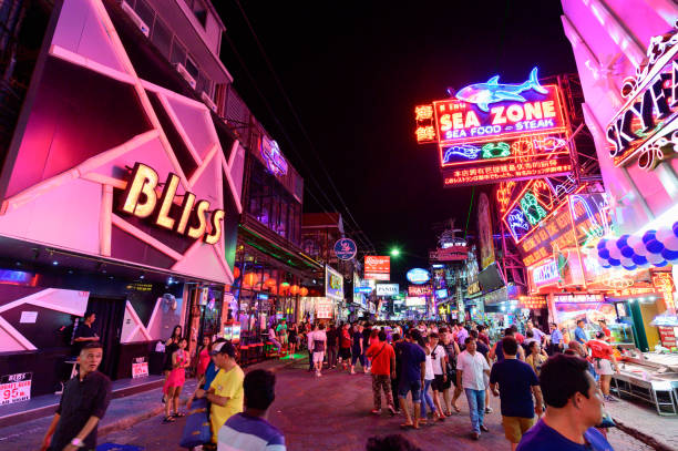 passeggiata turistica non identificata attraverso la strada pedonale a pattaya - gogo bar foto e immagini stock