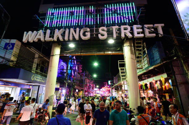 la strada pedonale è una popolare attrazione turistica a pattaya - gogo bar foto e immagini stock