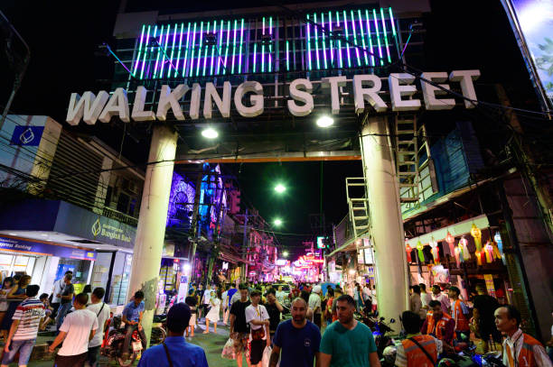 walking street é uma atração turística popular em pattaya - gogo bar - fotografias e filmes do acervo