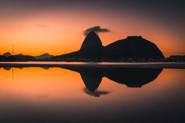 silueta de la montaña pan de azúcar - sugarloaf mountain fotografías e imágenes de stock