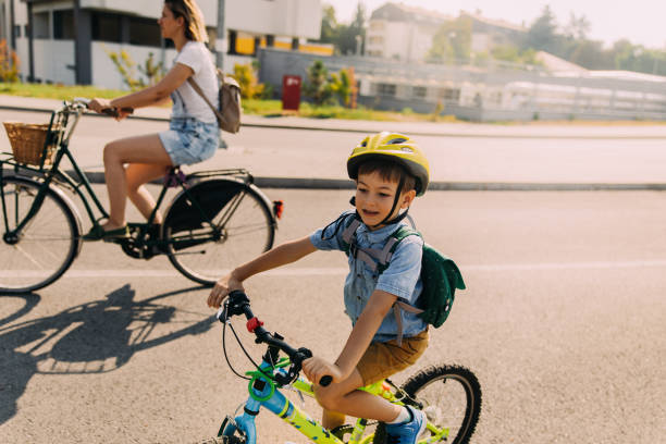 little boy commute to school with mom by bicycles - little boys preschooler back to school backpack imagens e fotografias de stock