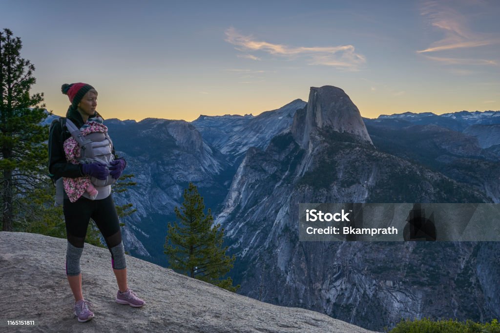 Wandern Mutter und Baby im schönen Yosemite-Nationalpark in Kaliforniens Sierra Nevada Mountains mit Granitklippen - Lizenzfrei Baby Stock-Foto