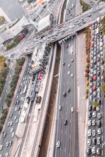 architettura moderna a tel aviv, israele - ayalon freeway foto e immagini stock