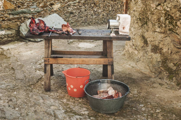 maquinaria para la fabricación de embutidos caseros tras la matanza del cerdo en un entorno rural - salt sausage fire flame fotografías e imágenes de stock