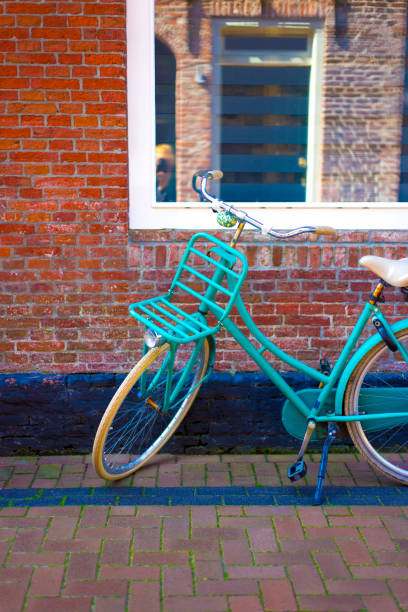 オランダ:赤レンガの壁に駐車明るい緑色の自転車 - bicycle wall green single object ストックフォトと画像