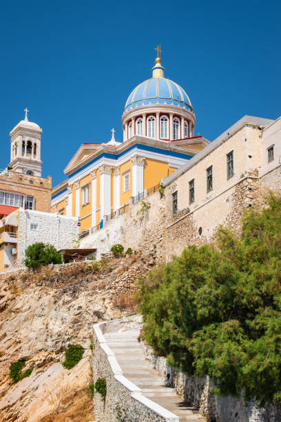 그리스의 시로스 섬의 에르무폴리스 마을. 시내 중심에 화려한 세인트 니콜라스 교회와 바포리아의 주거 지역. - halki 뉴스 사진 이미지