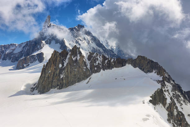 vista de punta helbronner, vale de aosta, italy - courmayeur european alps mont blanc mountain - fotografias e filmes do acervo