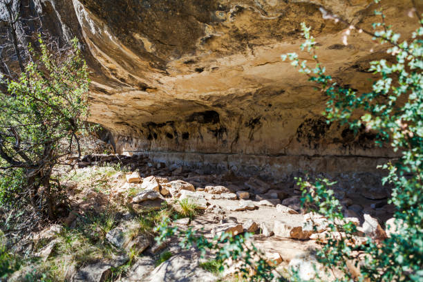 cliff dwelling ruins at walnut canyon national monument in arizona, états-unis - walnut canyon ruins photos et images de collection