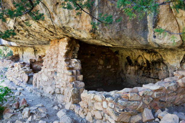 cliff dwelling ruins at walnut canyon national monument in arizona, états-unis - walnut canyon ruins photos et images de collection