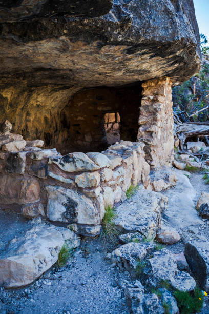 cliff dwelling ruins at walnut canyon national monument in arizona, états-unis - walnut canyon ruins photos et images de collection