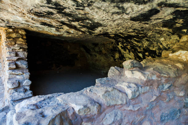 米国アリゾナ州ウォルナットキャニオン国立記念碑の崖住居遺跡 - walnut canyon ruins ストックフォトと画像