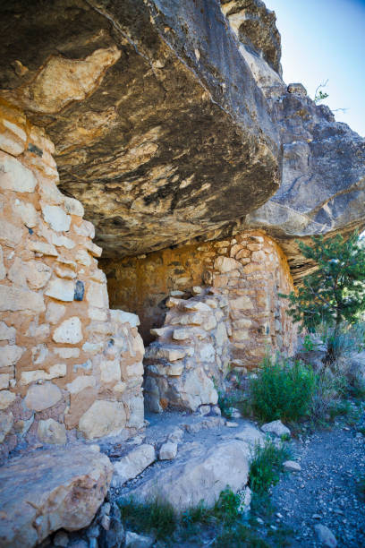 米国アリゾナ州ウォルナットキャニオン国立記念碑の崖住居遺跡 - walnut canyon ruins ストックフォトと画像